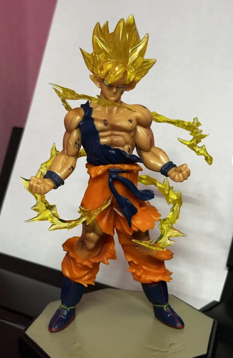 Super Saiyan Goku Battle Damaged Power-Up Figure